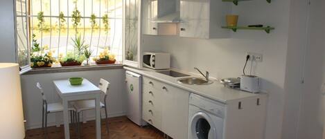 ثلاجة، ميكروويف، فرن، موقد طهي مسطح