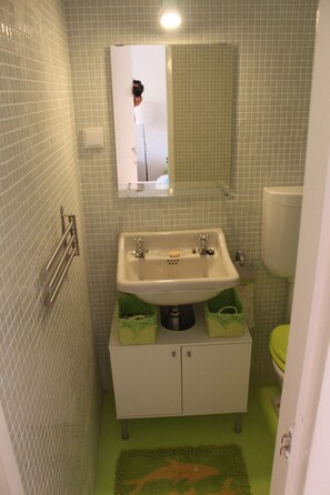 Duschwanne, Haartrockner, Handtücher, Toilettenpapier