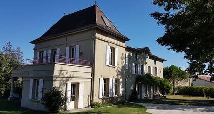 HOUSE BOURGEOISE - GROSSE KAPAZITÄT - KAMPAGNE LYONNAISE - ELEGANZ UND NATUR