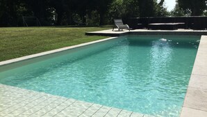 A rectangular swimming pool with clear water, surrounded by a tiled deck. - TOWNHOUSE - LYON COUNTRYSIDE - LARGE GARDEN (Grenay)