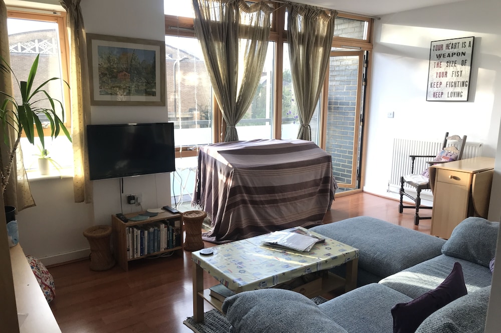 Large modern 1 bed balcony flat in London Fields & Broadway Market Near Pool