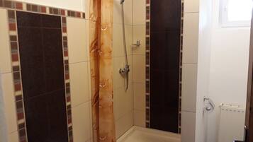 Combined shower/tub, hair dryer, towels