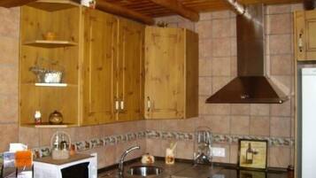 Een koelkast, een magnetron, een kookplaat, een vaatwasser