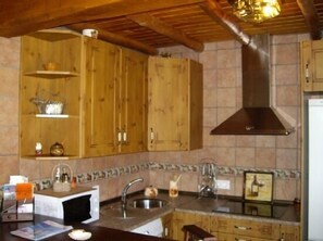 Een koelkast, een magnetron, een kookplaat, een vaatwasser