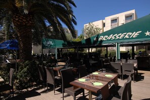 Outdoor dining - Apartment in France with Pool and Pine Views (La Londe les Maures)