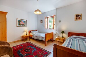 4 bedrooms, iron/ironing board, Internet, bed sheets