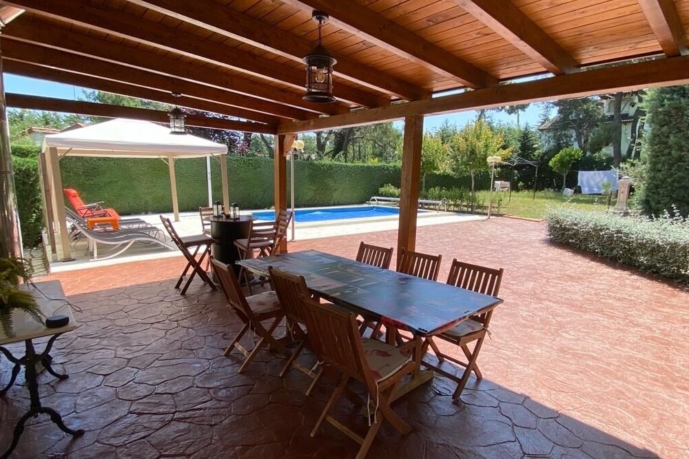 Villa with pool 90km from Madrid