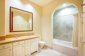 Bañera con ducha, secador de pelo, toallas