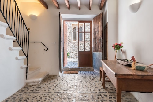 Maison de ville en pierre traditionnelle, endroit calme avec une vue imprenable sur la montagne