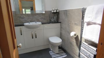 Suihku, hiustenkuivaaja, pyyhkeet, vessapaperi