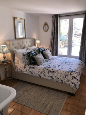 2 bedrooms, desk, iron/ironing board, internet