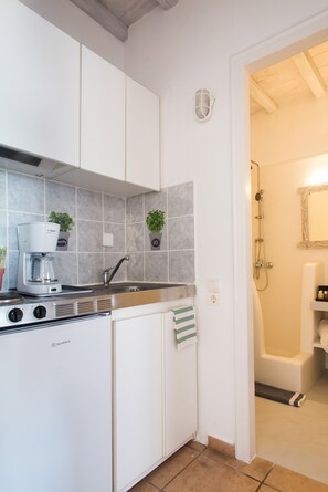 Fridge, coffee/tea maker