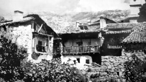 A black and white photo of a traditional village with stone buildings and a church. - Rural house (full rental) Rebollares II for 4-5 people (Piedralaves)