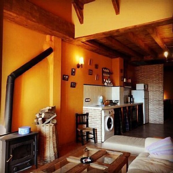 Tv, pejs, dvd-afspiller, bøger