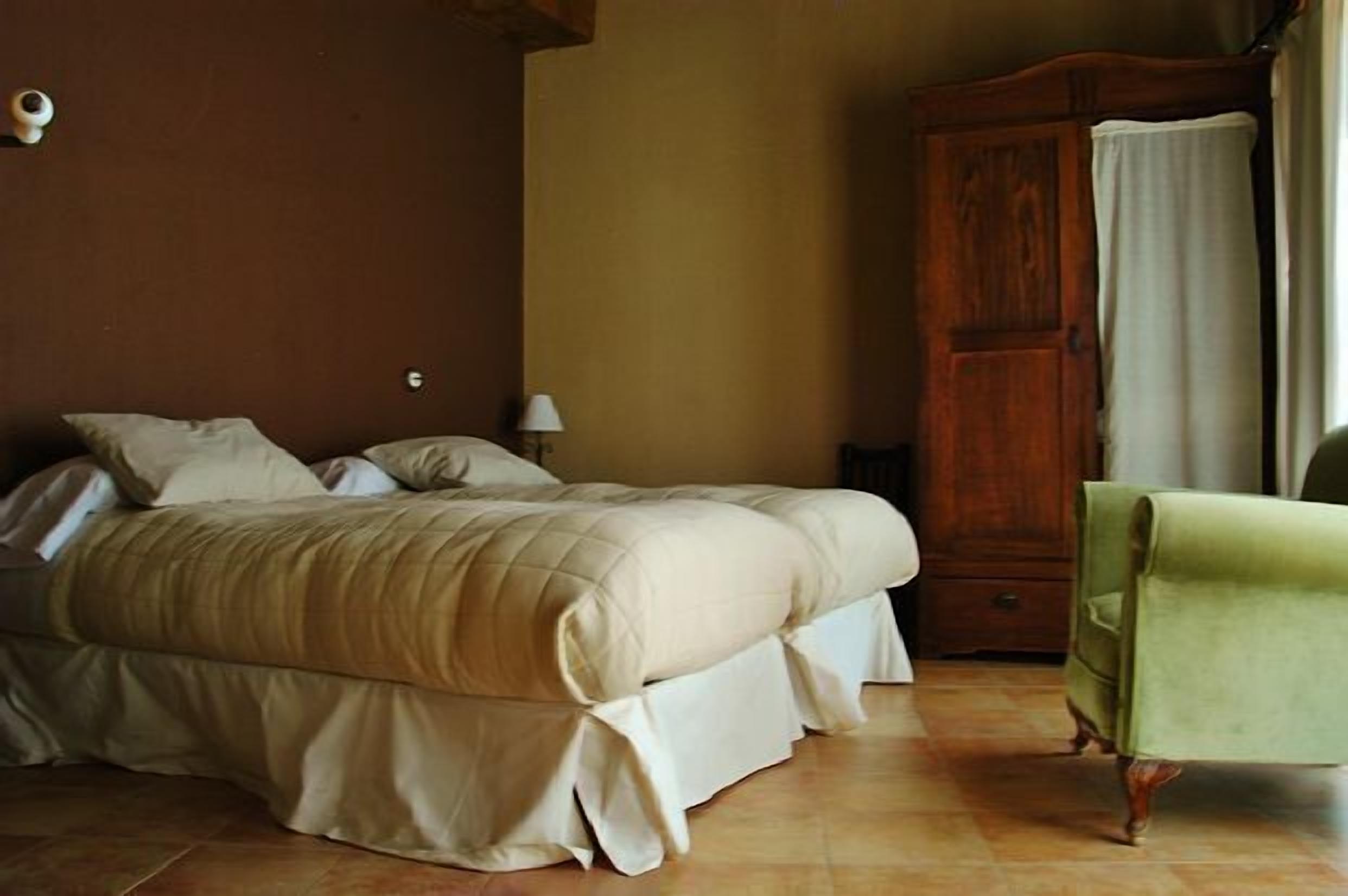 2 dormitorios, tabla de planchar con plancha, ropa de cama