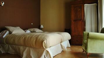 2 dormitorios, tabla de planchar con plancha, ropa de cama