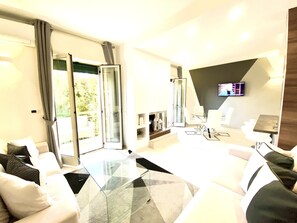 TV, fireplace - "MOTTOLA APARTMENT" ELEGANT AND BRIGHT APARTMENT 200 mt from the sea (TROPEA)