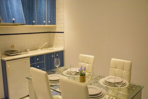 Réfrigérateur, micro-ondes, plaque de cuisson, cafetière/bouilloire