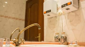 Suihku, hiustenkuivaaja, pyyhkeet, saippua