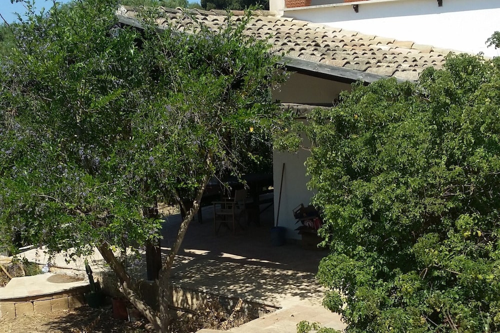 RENT VILLA FURNISHED WITH LARGE VERANDA ... LOCATED 1500 METERS FROM THE SEA ...