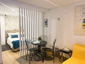 1 chambre, fer et planche Ă repasser, Wi-Fi gratuit, draps fournis