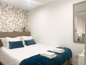 1 bedroom, iron/ironing board, free WiFi, bed sheets - Perfect for 2 Studio in iconic Graça. Wifi, Tram28 (Lisboa)
