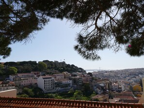View from property - Perfect for 2 Studio in iconic Graça. Wifi, Tram28 (Lisboa)