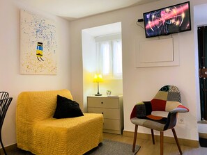 TV - Perfect for 2 Studio in iconic Graça. Wifi, Tram28 (Lisboa)