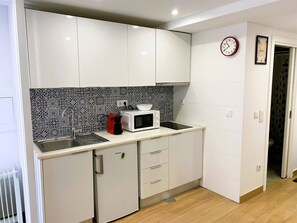 Kjøleskap, mikrobølgeovn, kokeplater og kaffetrakter/tekoker