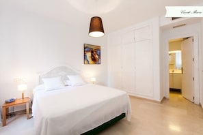 1 bedroom, iron/ironing board, travel crib, free WiFi - Quiet-center-WiFi-parking+20€/d Swimming pool 15 May to 15 October (Sevilla)