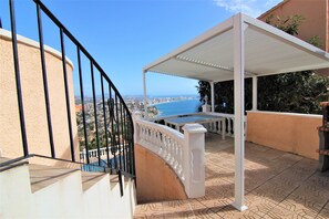 A balcony with a view of the sea, a white pergola, and a tiled floor. - MARYVILLA0831-Gran Vista-Wifi y Parking Gratis. (Calpe)