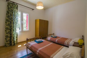 3 bedrooms, iron/ironing board, WiFi, bed sheets - Perfect for families or couples looking for privacy (Paxos)