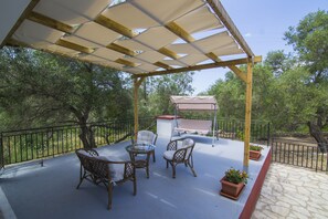 Property grounds - Perfect for families or couples looking for privacy (Paxos)