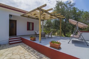 Terrace/patio - Perfect for families or couples looking for privacy (Paxos)