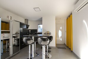 ثلاجة، ميكروويف، فرن، موقد طهي مسطح