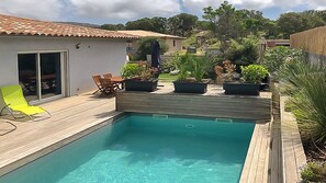 حمّام سباحة مُدفَّأ