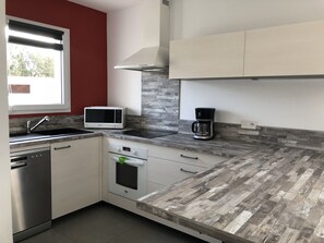 ثلاجة، ميكروويف، فرن، موقد طهي مسطح