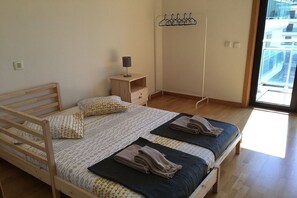 3 slaapkamers, een strijkplank/strijkijzer, wifi, beddengoed