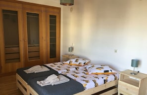 3 slaapkamers, een strijkplank/strijkijzer, wifi, beddengoed