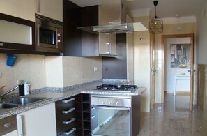 Een koelkast, een magnetron, een oven, een kookplaat