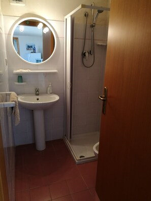 Dusche, Haartrockner, Bidet, Handtücher