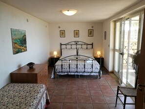 1 habitación, tabla de planchar con plancha, internet y ropa de cama 