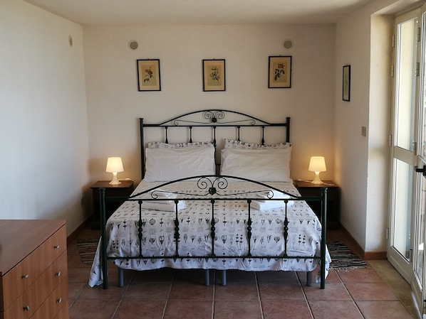 1 habitación, tabla de planchar con plancha, internet y ropa de cama 
