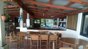 Cozinha rústica com mobiliário de madeira e uma ilha grande.