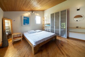 5 dormitoris, planxa i posts de planxar i un bressol de viatge 