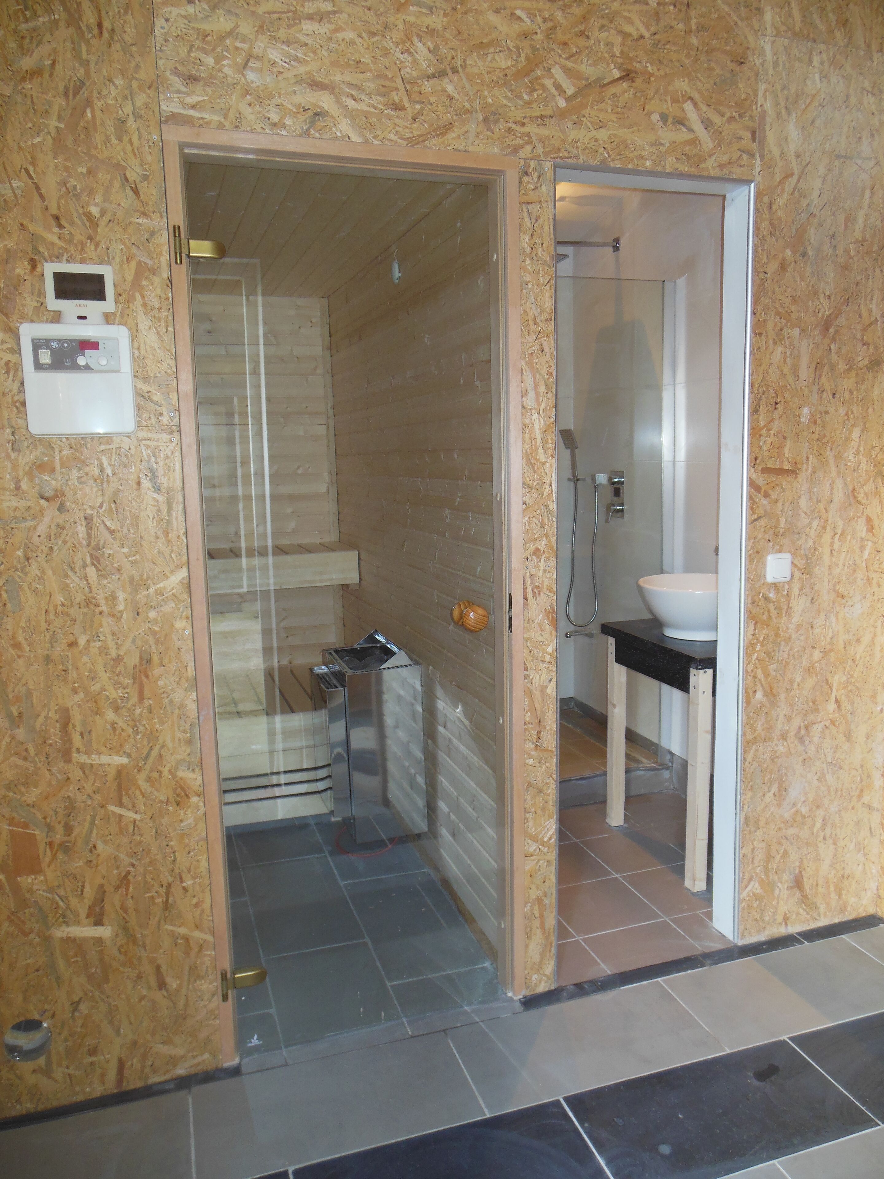 Douche, serviettes fournies, savon, papier toilette