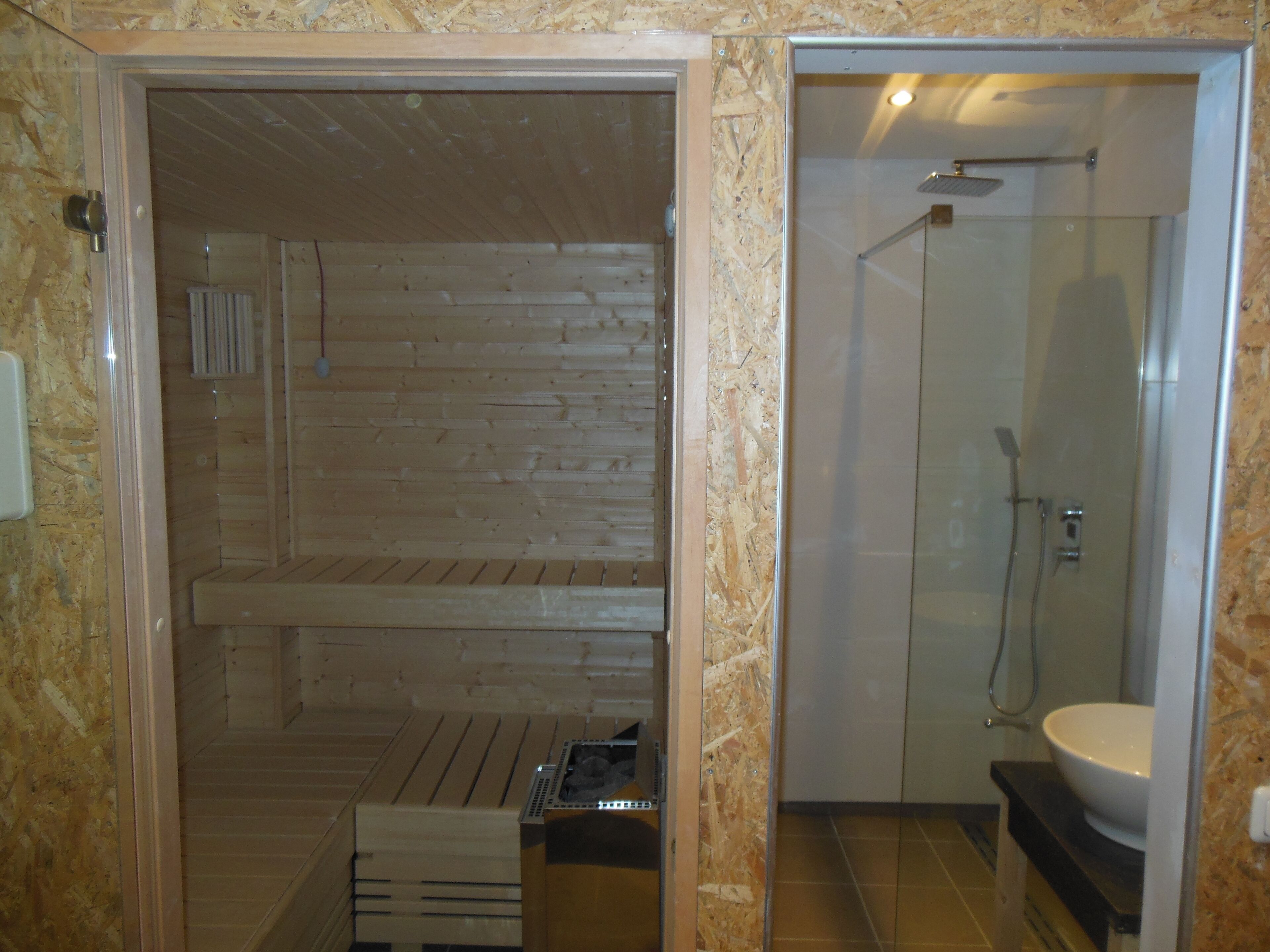 Douche, serviettes fournies, savon, papier toilette