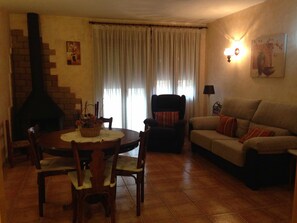 TV, fireplace - Casa Lola Beceite Apartments, mountain views and petfriendly (Beceite)