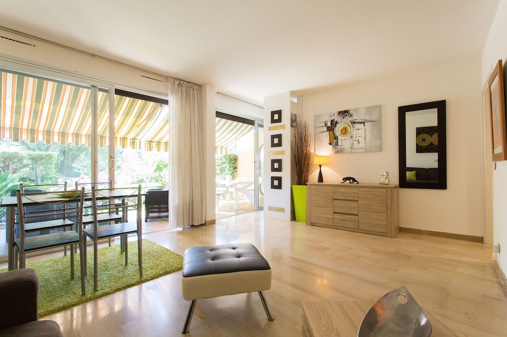 CANNES Large studio in a luxury residence