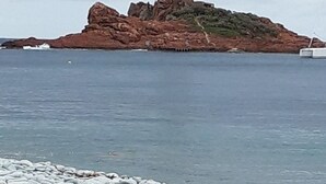 Une côte rocheuse avec une tour sur une petite île.